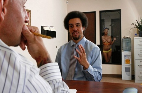 Сладострастную доставщицу с огромными сиськами Софи Ди жестко трахают 13