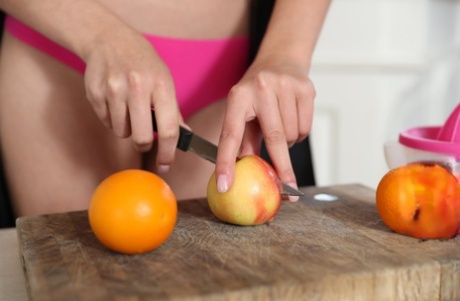 Белая девушка с красивыми сиськами ест разнообразные фрукты перед жестким трахом 7