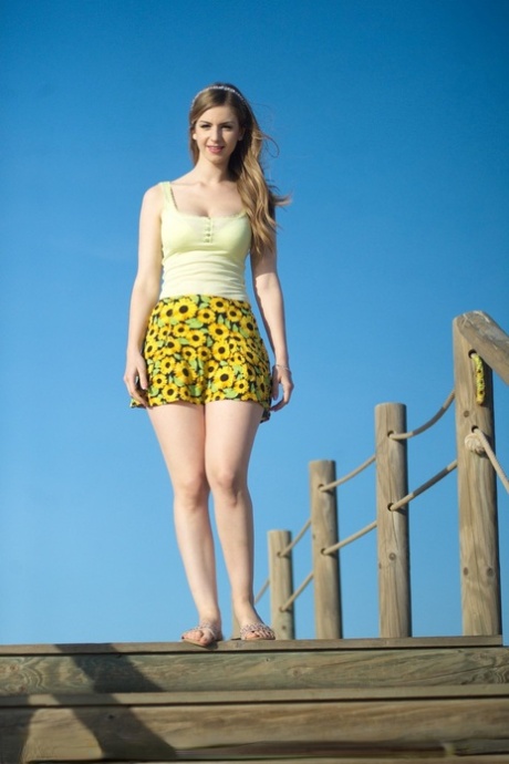 Белая соло-девушка Стелла Кокс обнажает свои натуральные сиськи и пизду на скамье подсудимых 1