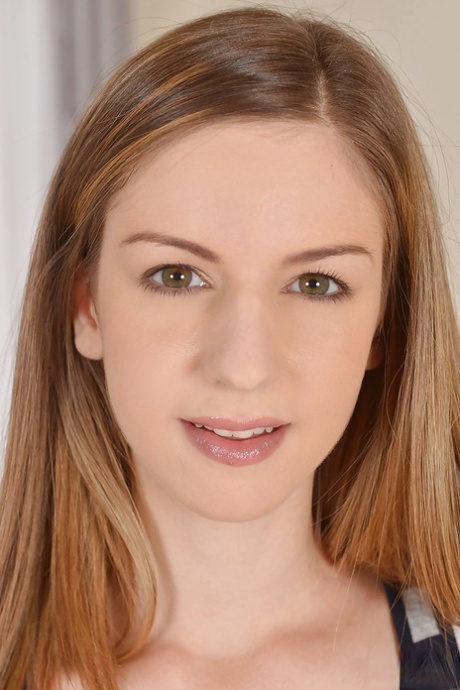 Подросток Стелла Кокс лежит обнаженная и демонстрирует свое тело богини 1