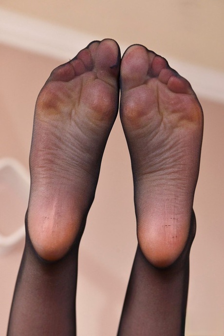 Длинноногая красотка Стелла Кокс освобождает босые ноги от чулок и высоких каблуков 9