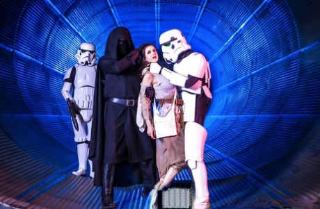 Грудастая евро цыпочка Стелла Кокс трахается в жопу перед тем, как кончить на гудки 3