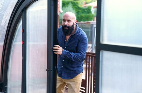 Грудастая брюнетка Сюзи Гала отсасывает большой член после того, как соблазнительно сняла свой наряд 1