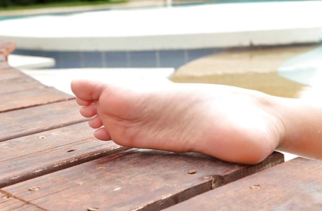 Длинноногая босоногая латиноамериканка Сюзи Гала играет с бритой киской на открытом воздухе у бассейна 9