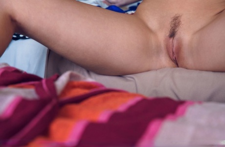 Красивая молодая девушка Сибил А полностью раздевается в своей спальне 12