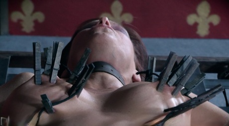 Покорную милфу Сирен Де Мер связали и подвергли пыткам в горячей БДСМ-сцене 9