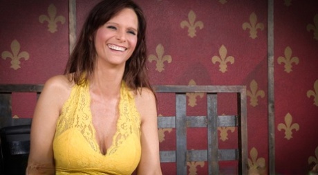 Лесбиянку средних лет Сирен де Мер трахает лицом и мастурбирует мясник 2