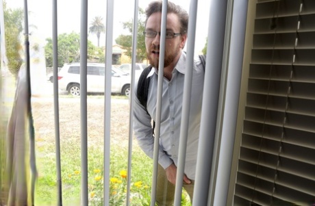 Грудастая брюнетка Сирен Демер щеголяет спермой после траха с подглядывающим томом 3