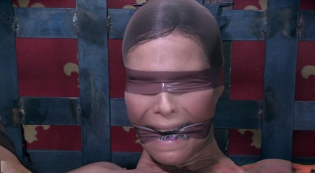 Покорную милфу Сирен Де Мер связали и подвергли пыткам в горячей БДСМ-сцене 4