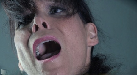 Грудастую рабыню Сирен де Мер связали и смазали маслом для болезненных садо-мазо пыток сисек и порки 10