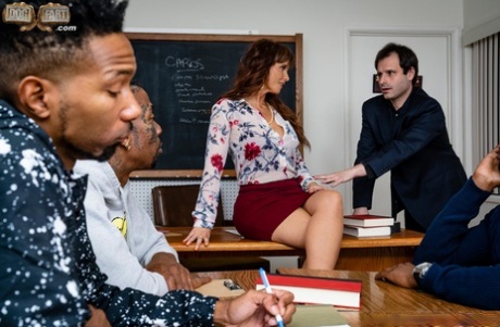 Горячую зрелую женщину трахают чернокожие мужчины на глазах у ее обкуренного муженька 3