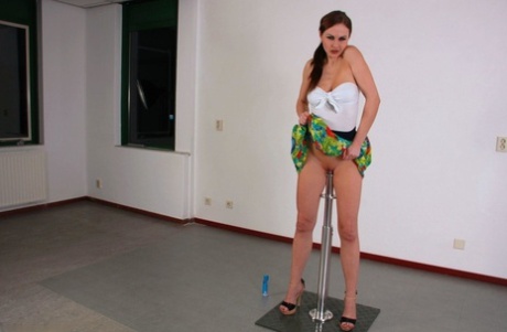 Британка Тина Кей смазывает шест для фаллоимитатора, прежде чем насадить на него свою вагину 16