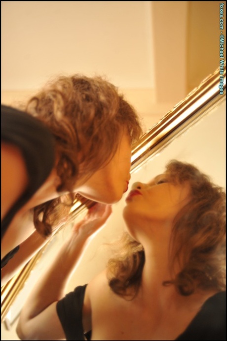 Британская красавица Тина Кей наносит красную помаду перед тем, как раздеться перед зеркалом 4