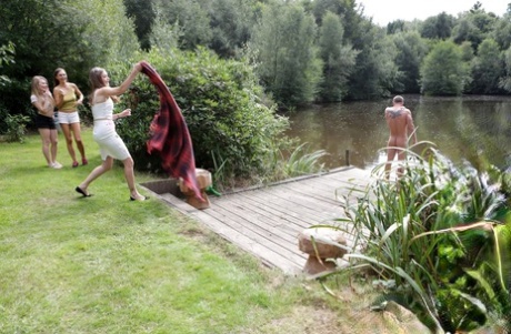 Счастливчик получает тройной минет на публике от ненасытных красоток-подростков 4