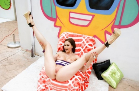 Британка Тина Кей показывает свои сиськи и попку во время сольного выступления 13