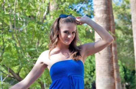 Сольная модель Тори Блэк надевает солнцезащитные очки на голову, прежде чем выйти на улицу 1