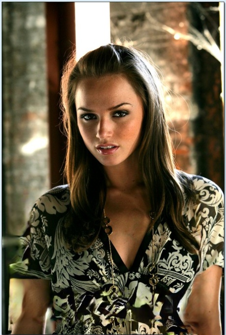 Ослепительная красотка на каблуках Тори Блэк раздевается до трусиков и позирует обнаженной 2