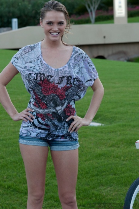 Девушка по соседству обнажает свои маленькие сиськи и попку на заднем дворе 1