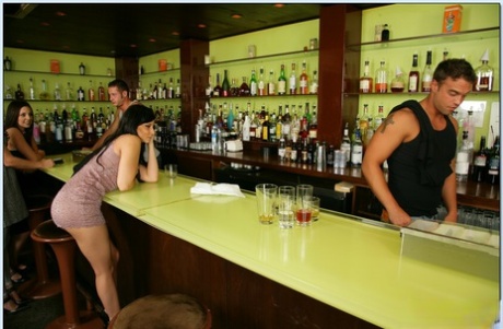 Пьяные красотки делают минет бармену и трахаются в групповухе 3