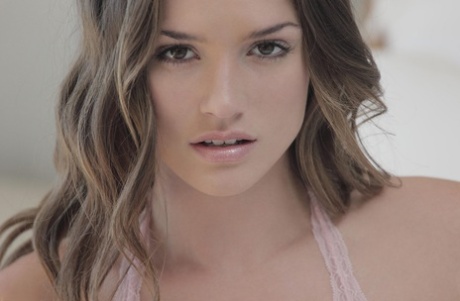 Красивая девушка Тори освобождает свою подтянутую фигуру от нижнего белья перед мастурбацией 3