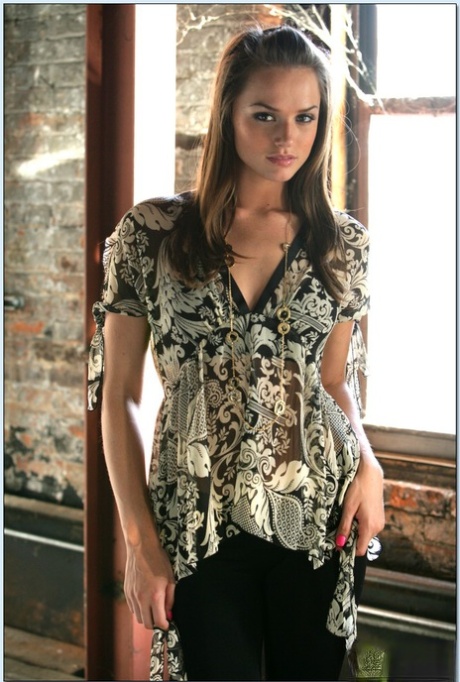 Ослепительная красотка на каблуках Тори Блэк раздевается до трусиков и позирует обнаженной 1