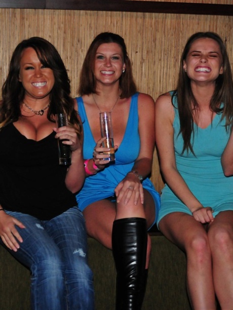 Сара Стоун и Тори Блэк демонстрируют свое нижнее белье под юбкой в клубе для девочек 9