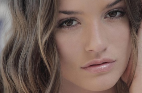 Красивая девушка Тори освобождает свою подтянутую фигуру от нижнего белья перед мастурбацией 4