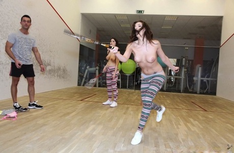 Трогательные европейские красотки помогают друг другу с членом в горячем групповом сексе 2