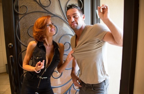 Рыжеволосая пума Вероника Авлув соблазняет и трахает молодого парня 2