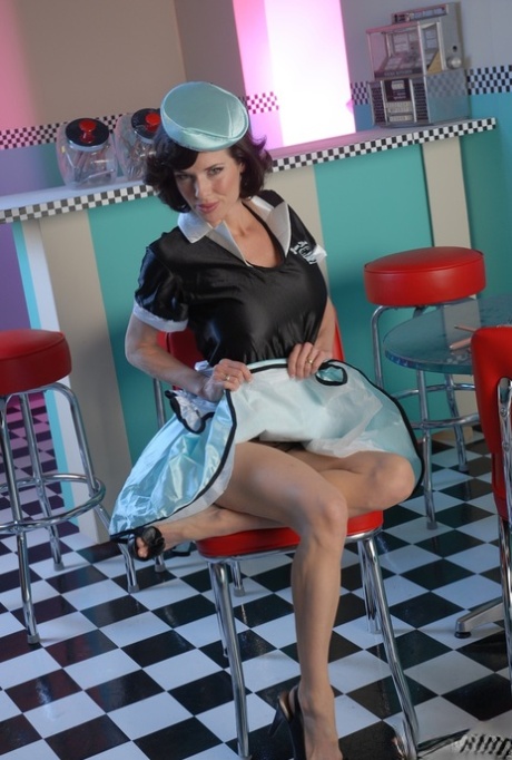 Милфа Вероника Авлув снимает свою униформу официантки и прозрачное нижнее белье 3