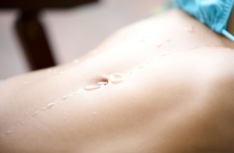 Молоденькая латиноамериканка Вероника Лил вставляет анальную пробку перед трахом пальцами и мочой 2