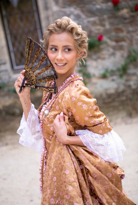 Порнозвезда Вероника Лил брызжет спермой на сиськи после траха в костюме для косплея 1