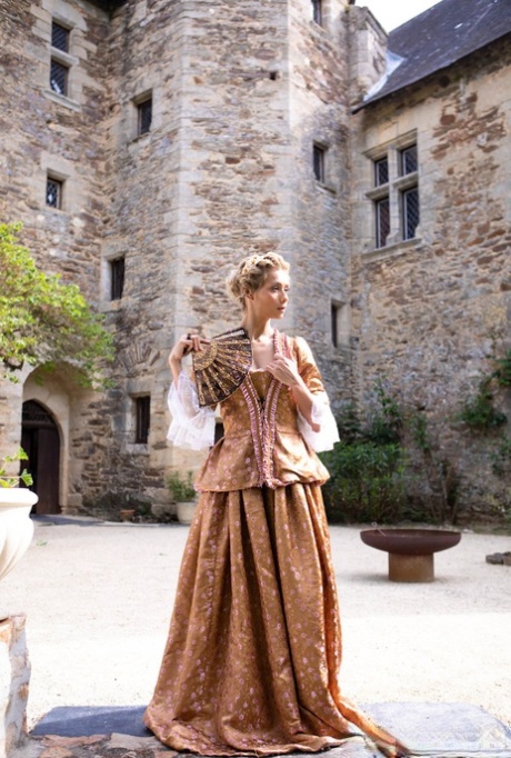 Порнозвезда Вероника Лил брызжет спермой на сиськи после траха в костюме для косплея 2