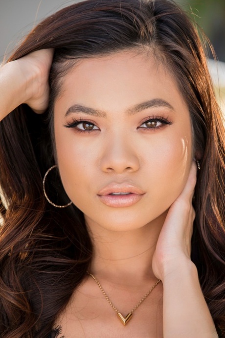 Брюнетка-вертихвостка Вина Скай насаживает свою тугую щелочку на массивный пенис 3