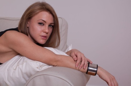 Гламурная девушка Виола Бейли обнажает свои большие сиськи с видом пизды крупным планом 5