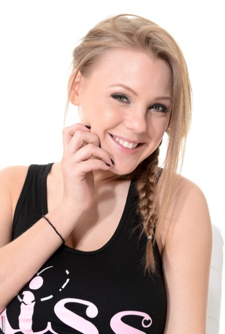 Улыбающаяся Виола выставляет напоказ свои великолепные сиськи и наклоняется, чтобы раздвинуть попку в носках 3