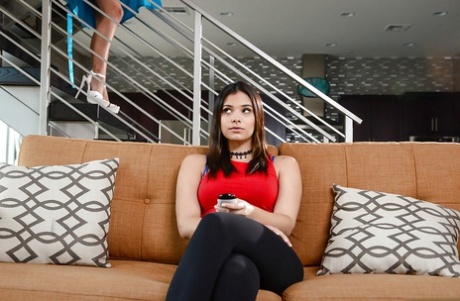 Латиноамериканские порнозвезды Мисси Мартинес и Вайолет Старр раздеваются перед сексом втроем 13