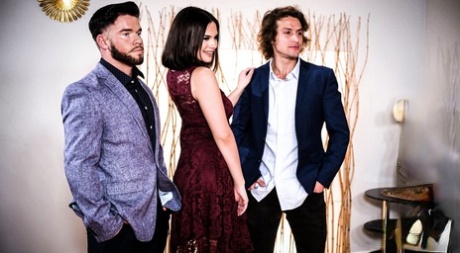 Молодая брюнетка Вайолет Старр занимается жестким сексом с членом семьи 2