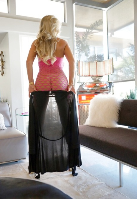 Симпатичная Сандра Оттерсон демонстрирует сиськи и мастурбирует на камеру 3