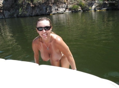 Соблазнительная милфа в белом бикини с женушкой развлекаются на открытом воздухе 13