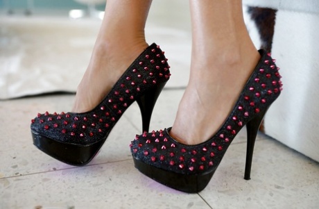 Завораживающая жена-блондинка Сандра Оттерсон с фантастическими соблазнительными линиями 15