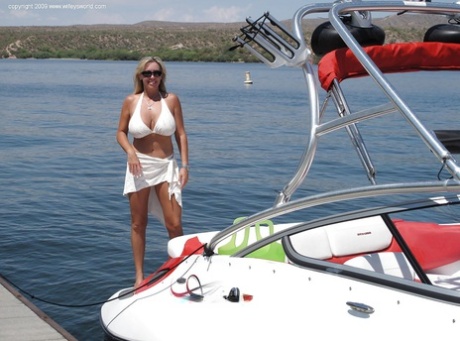 Соблазнительная милфа в белом бикини с женушкой развлекаются на открытом воздухе 3