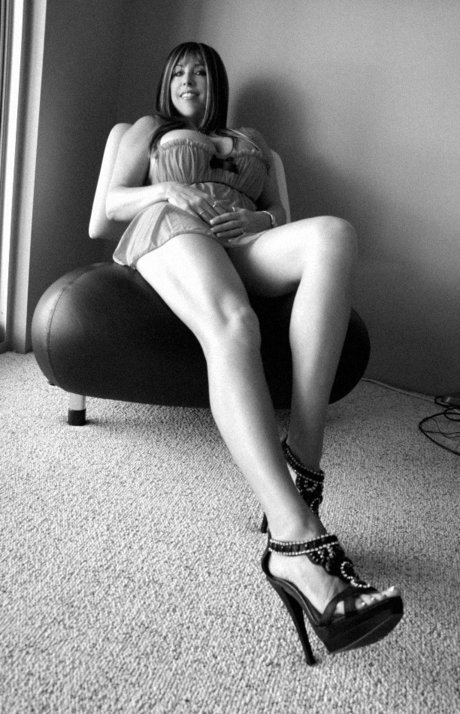 Сладострастная красотка на высоких каблуках обнажает свои большие сиськи и сексуальную попку 6