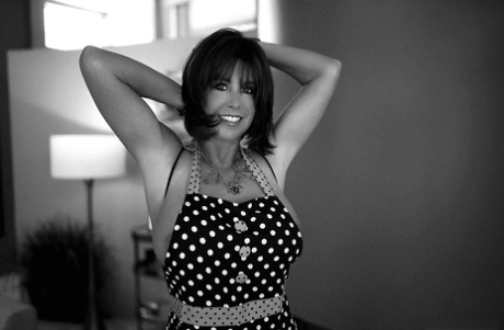 Пышногрудая домохозяйка Сандра Оттерсон моделирует сексуальное бодистокинг с открытой промежностью 4