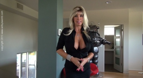 Игривая зрелая блондинка в чулках показывает свои потрясающие большие сиськи 11