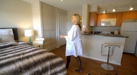 Домохозяйка средних лет Сандра Оттерсон дрочит член муженька, чтобы получить сперму на лицо 10