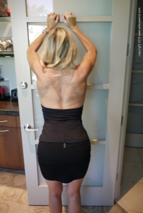 Возбужденная зрелая леди на высоких каблуках, жена выставляет напоказ свои сиськи и сексуальную попку 4