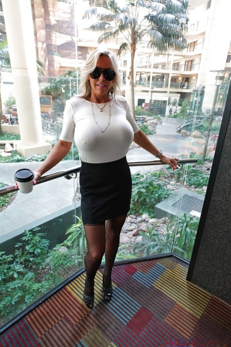 Пожилая блондинка домохозяйка Сандра Оттерсон освобождает массивные сиськи типа babe 3