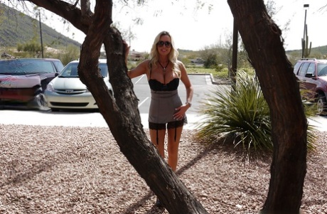 Потрясающая зрелая красотка с большими сиськами жены позирует в сексуальном нижнем белье 13