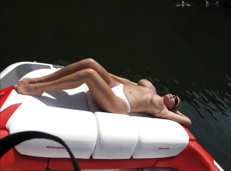 Соблазнительная милфа в белом бикини с женушкой развлекаются на открытом воздухе 9